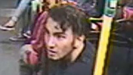 Mit diesen Fotos sucht die Polizei den Mann, der einen Bus überfallen hat.