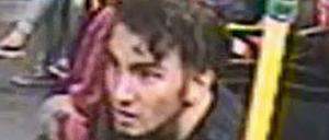Mit diesen Fotos sucht die Polizei den Mann, der einen Bus überfallen hat.
