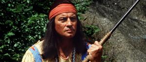 Die Büchse! Pierre Brice 1982 bei den Karl-May-Festspielen im sauerländischen Elspe. 