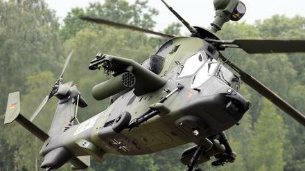 Ein Kampf-Hubschrauber vom Typ Tiger über dem Truppenübungsplatz in Munster während der Informationslehrübung "Das Heer im Einsatz". 