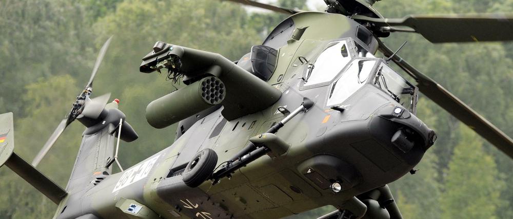 Ein Kampf-Hubschrauber vom Typ Tiger über dem Truppenübungsplatz in Munster während der Informationslehrübung "Das Heer im Einsatz". 