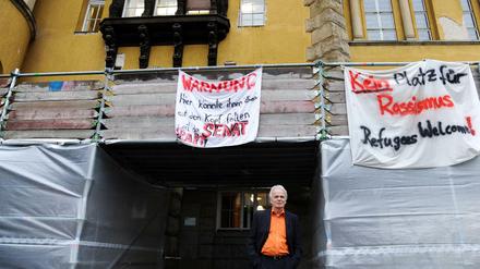 Rainer Leppin, der ehemalige Leiter des maroden Fichtenbe-Gymnasiums, musste mit ansehen, wie seine Schule hinter Baugerüsten verschwand. Diese Gerüste werden noch bis mindestens bis 2017 stehen. 