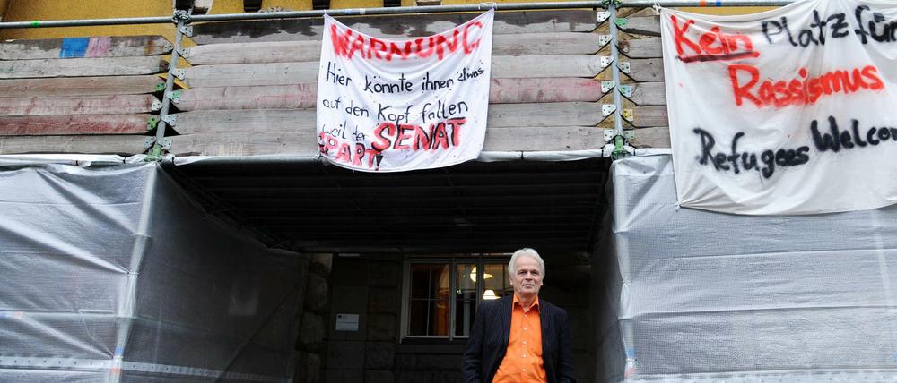 Rainer Leppin, der ehemalige Leiter des maroden Fichtenbe-Gymnasiums, musste mit ansehen, wie seine Schule hinter Baugerüsten verschwand. Diese Gerüste werden noch bis mindestens bis 2017 stehen. 
