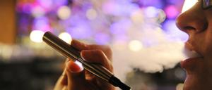 E-Zigaretten sind für viele Raucher eine Ersatzdroge für Tabak. 