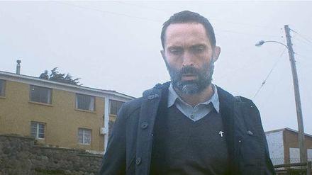 Verbannt. Padre Carcía (Marcelo Alonso) vor dem Haus der verbannten Priester.