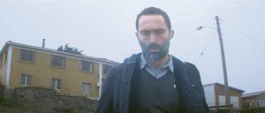 Verbannt. Padre Carcía (Marcelo Alonso) vor dem Haus der verbannten Priester. 