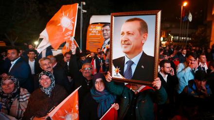 Anhänger von Erdogans AKP feiern in Istanbul den Wahlsieg.