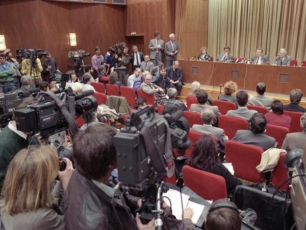 Ort des Missverstehens. Günter Schabowski bei der berühmten Pressekonferenz (2.v.r.), die live im DDR-Fernsehen übertragen wurde.