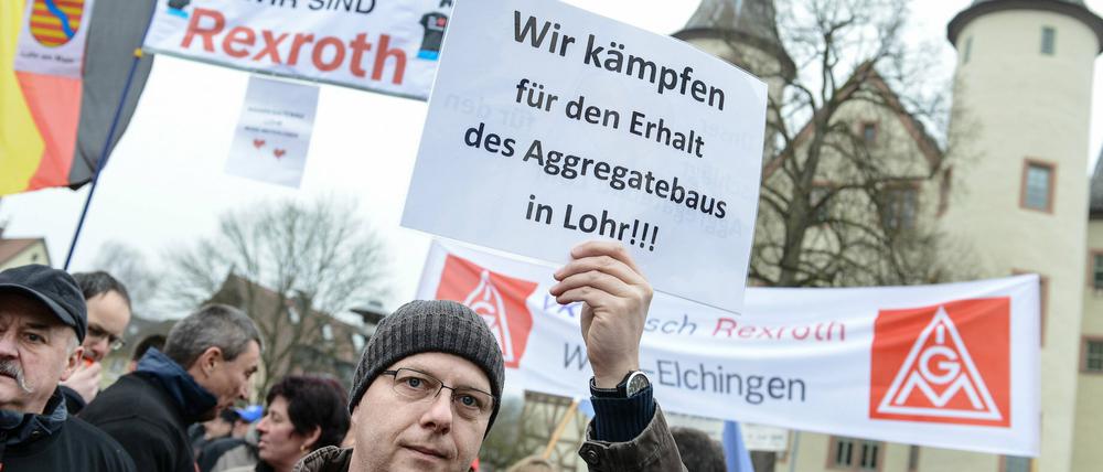 Mitarbeiter von Bosch Rexroth demonstrieren im Februar 2014 gegen Stellenabbau am Standort Lohr am Main (Bayern).