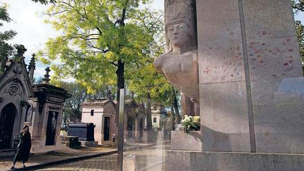 Open-Air-Museum. Viele Persönlichkeiten fanden auf dem Pariser Friedhof Père Lachaise die letzte Ruhe. Die Figur rechts gehört zum Grabmal von Oscar Wilde. 
