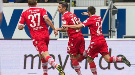 Berlins Spieler Toni Leistner (l) und Steven Sktzybski (r) jubeln nach dem Tor zum 0:1 durch Damir Kreilach (M). 