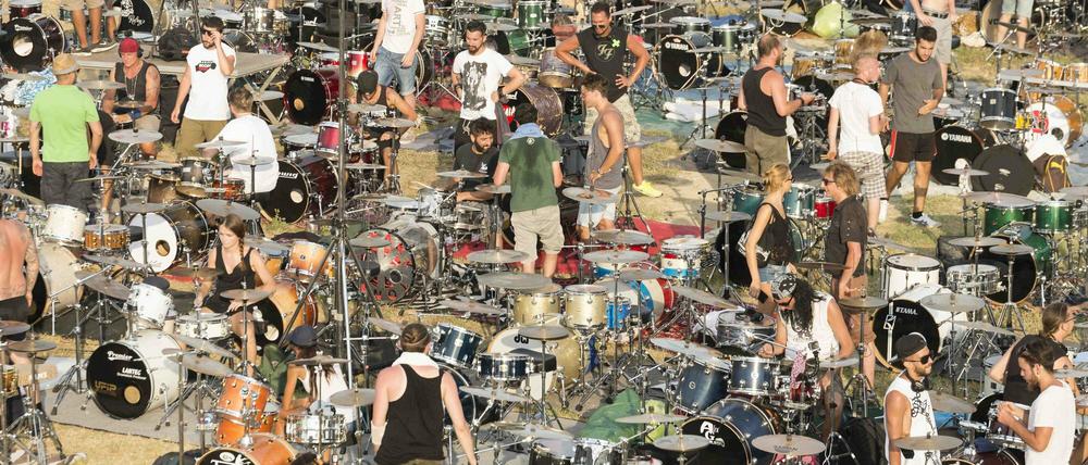 Musiker bereiten sich am 26.07.2015 im norditalienischen Cesena vor, um gemeinsam den Song "Learn to fly" der Foo Fighters zu spielen.