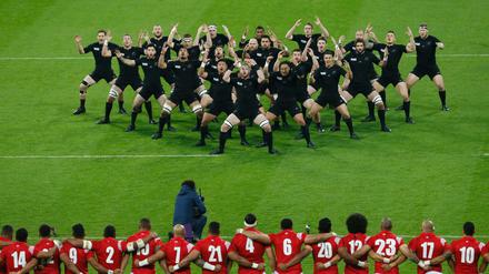 Auf dem Kriegspfad. Mit dem Haka-Tanz schüchtern die Neuseeländer ihre Gegner ein (hier Tonga).