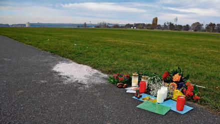 Kurzer Moment, schreckliche Folgen. Wo der Radfahrer und der Kitesurfer aufeinandertrafen, stehen nun Kerzen. 