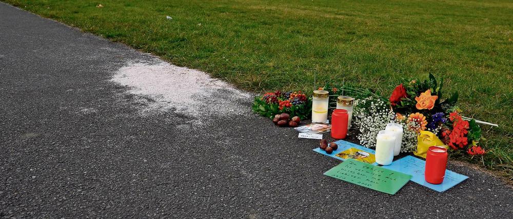Kurzer Moment, schreckliche Folgen. Wo der Radfahrer und der Kitesurfer aufeinandertrafen, stehen nun Kerzen.
