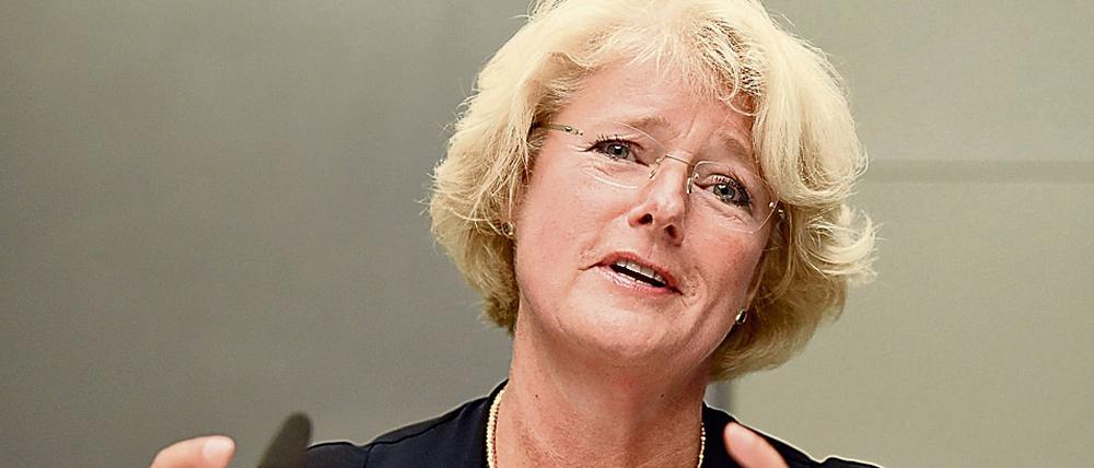 Kulturstaatsministerin Monika Grütters äußerst sich in Berlin auf der Pressekonferenz zum Kulturgutschutzgesetz.