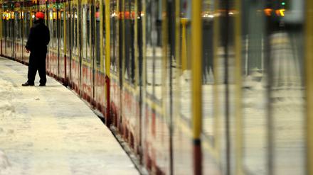 Surfen in der S-Bahn. Auch im Nahverkehr soll das Internet Einzug halten, fordert Verkehrsminister Dobrindt.