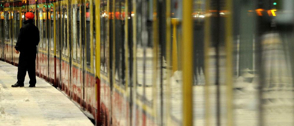 Surfen in der S-Bahn. Auch im Nahverkehr soll das Internet Einzug halten, fordert Verkehrsminister Dobrindt.