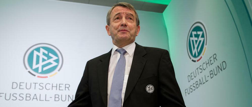 Steuerlos. Wolfgang Niersbach könnte als DFB-Präsident über die Eigenschaften stürzen, die ihn einst nach oben brachten. 