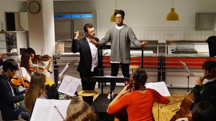 Wanish Shrestha dirigiert beim Jugend-Sinfoniekonzert der Freien Schule Anne-Sophie Zehlendorf am 1.November 2015.