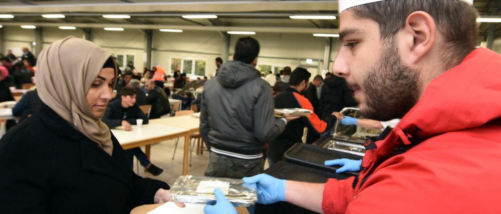 Flüchtling hilft Flüchtling - in der Erstaufnahmestelle Ellwangen in Baden-Württemberg. 