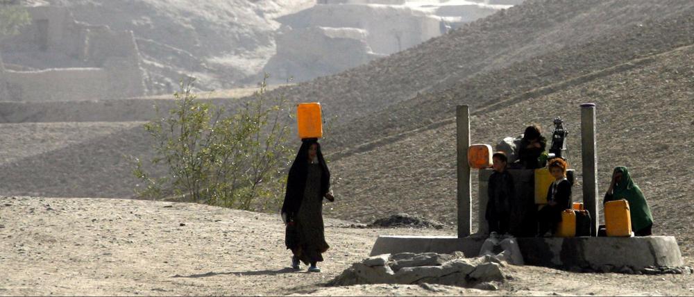 Ob der Bau von Brunnen in Afghanistan das Land vorangebracht hat? Die Frauen, die dort jetzt sauberes Wasser schöpfen können bestimmt. Die OECD hat einen Prüfbericht üer deutsche Entwicklungspolitk vorgelegt. 