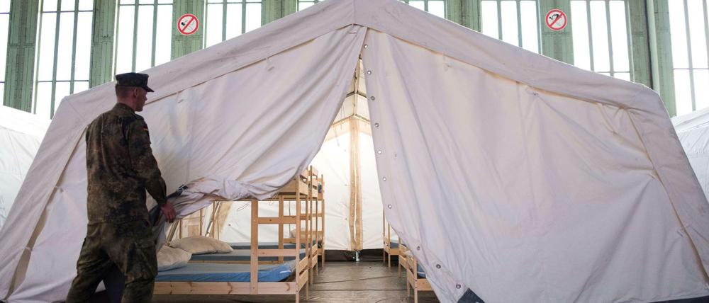 Flüchtlingsunterkunft im ehemaligen Flughafen Tempelhof: Berlin nutzt alle Unterbringungsmöglichkeiten. Doch die gehen der Hauptstadt langsam aus.