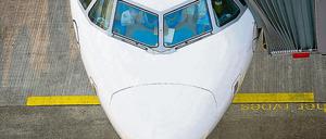 Die Flugbegleiter der Lufthansa legen die Arbeit nieder.