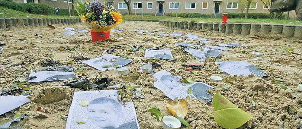 Improvisiertes Gedenken. Auf dem Spielplatz vor dem einstigen Wohnhaus von Elias und seiner Mutter erinnern Fotos, Kerzen und Blumen an den Jungen.