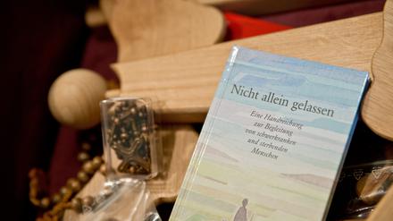 Einem Schwerkranken nicht beim Suizid zu helfen, heißt nicht, ihn allein zu lassen, sagt der Tübinger Medizinethiker Roland Kipke. Das Bild zeigt ein Buch zur Begleitung von schwerkranken und sterbenden Menschen im Hospiz des Juliusspitals in Würzburg.