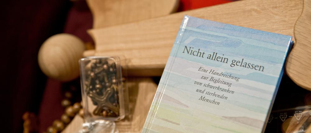 Einem Schwerkranken nicht beim Suizid zu helfen, heißt nicht, ihn allein zu lassen, sagt der Tübinger Medizinethiker Roland Kipke. Das Bild zeigt ein Buch zur Begleitung von schwerkranken und sterbenden Menschen im Hospiz des Juliusspitals in Würzburg.