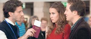 Hätten wir nur nicht diesen Gebetsruf-Wecker eingepackt. Zahra (Peri Baumeister) wird vom Sicherheitsmann (Yotam Ishak, l.) befragt, Benni (Trystan Pütter) wartet.