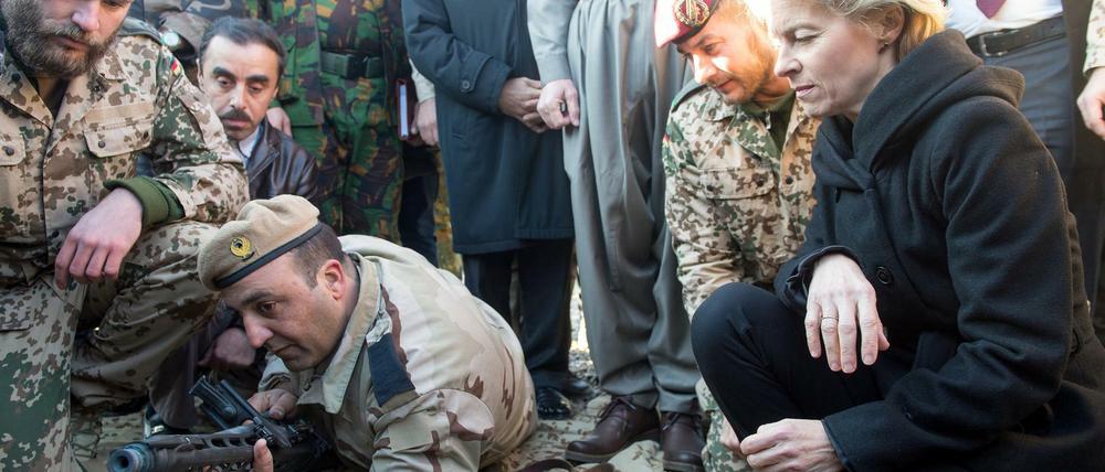 Verteidigungsministerin Ursula von der Leyen besucht Bundeswehrsoldaten, die in Kurdistan Peschmerga-Kämpfer an deutschen Waffen ausbilden.