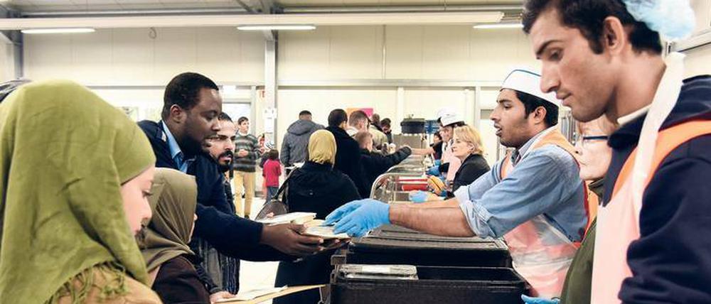 In den Erstaufnahmestellen bekommen Flüchtlinge drei Mahlzeiten am Tag.