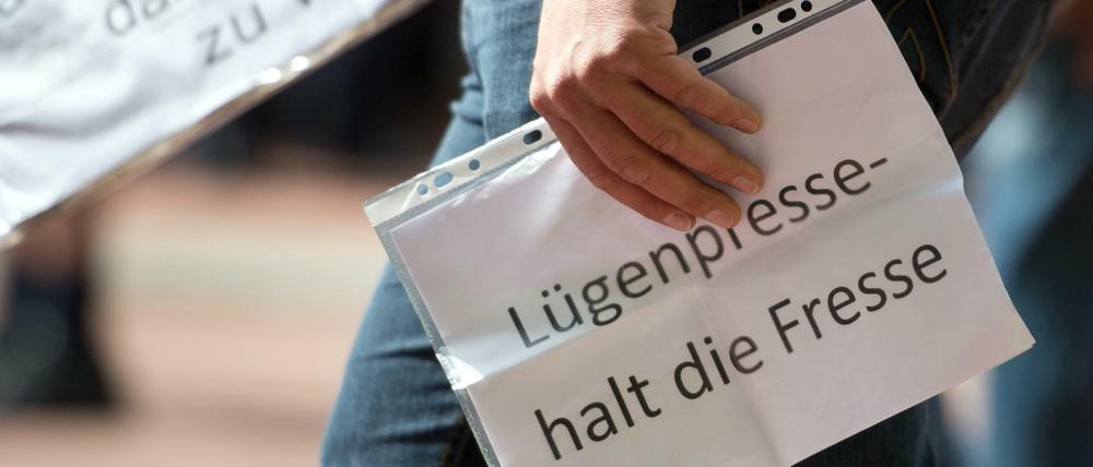 Bei Pegida-Demonstrationen mittlerweile Standard: Plakate mit der Aufschrift "Lügenpresse halt die Fresse". 