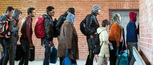 Flüchtlinge am Bahnhof Schönefeld in Brandenburg.