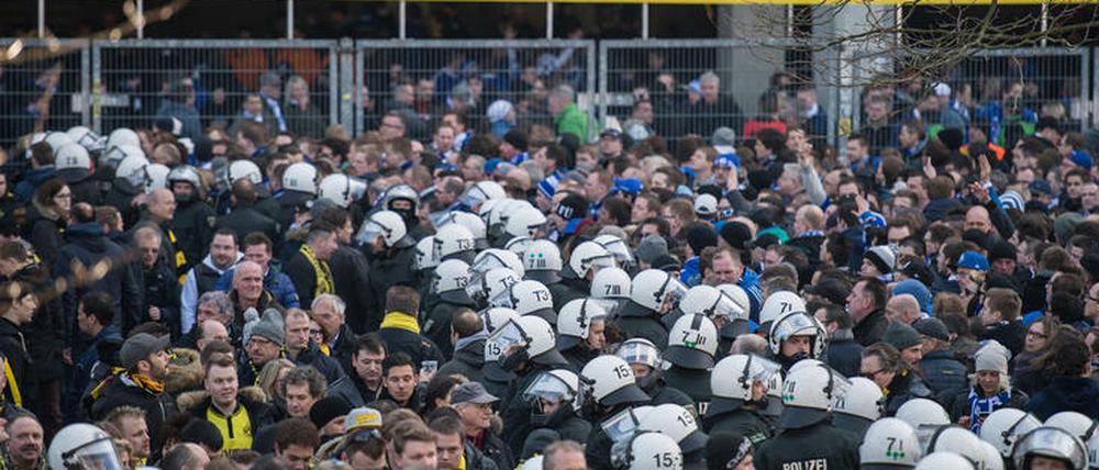 Polizisten trennen vor dem Spiel im Februar 2015 die Fans von Borussia Dortmund und vom FC Schalke 04.