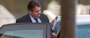 Der SPD-Vorsitzende in Vizekanzler Sigmar Gabriel verlässt am 01.11.2015 das Bundeskanzleramt in Berlin. Die Koalitionsspitze traf sich zur Beratung über die Flüchtlingskrise. 