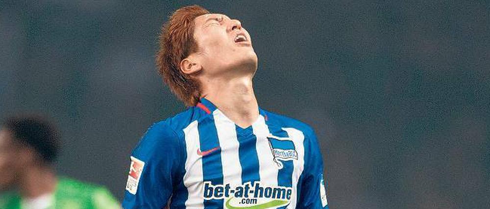 Blick nach oben? Lieber nicht! Genki Haraguchi und Hertha mussten gegen Gladbach erkennen, dass sie nicht mithalten konnten. 