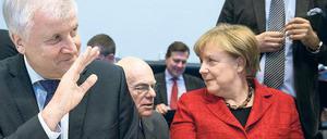 Verschiedene Perspektiven. Die Verwandlung des Horst Seehofer vom Radaubruder zum schnurrenden Kätzchen neben Angela Merkel findet auf offener Bühne statt. 