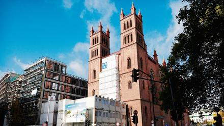 Akut gefährdet. Die Friedrichswerdersche Kirche von Karl Friedrich Schinkel in Berlins Mitte wird von Luxusneubauten in direkter Nachbarschaft zunehmend eingeengt. 