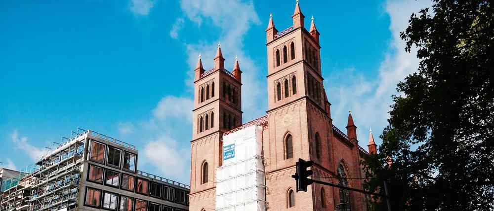 Akut gefährdet. Die Friedrichswerdersche Kirche von Karl Friedrich Schinkel in Berlins Mitte wird von Luxusneubauten in direkter Nachbarschaft zunehmend eingeengt. 