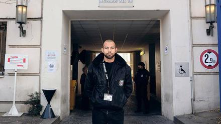 Klare Botschaft. Wachschützer Mehmet Seferoglou setzt auf freundliche Worte. Viel anderes bleibt ihm auch nicht übrig, um im Flüchtlingsheim für Ruhe zu sorgen.