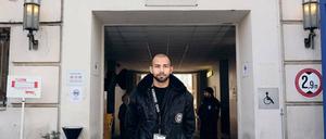 Klare Botschaft. Wachschützer Mehmet Seferoglou setzt auf freundliche Worte. Viel anderes bleibt ihm auch nicht übrig, um im Flüchtlingsheim für Ruhe zu sorgen.