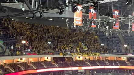 Am Ende feiern die falschen Farben. Die mitgereisten Krefelder Fans nach dem Spiel am Sonntag.