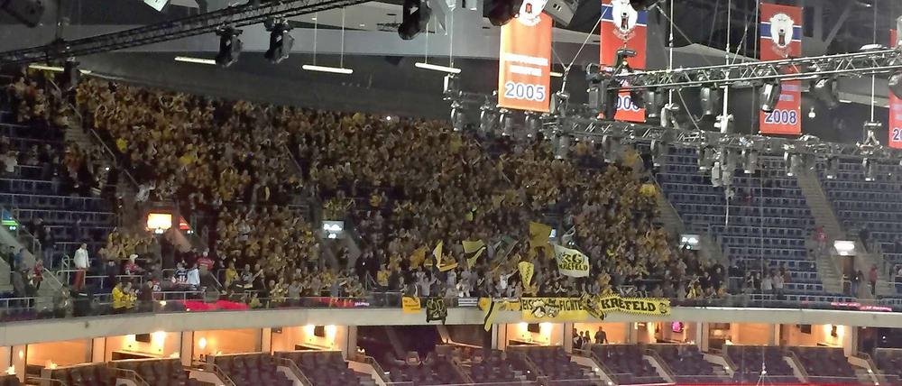Am Ende feiern die falschen Farben. Die mitgereisten Krefelder Fans nach dem Spiel am Sonntag.
