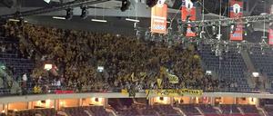 Am Ende feiern die falschen Farben. Die mitgereisten Krefelder Fans nach dem Spiel am Sonntag.