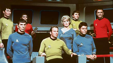 Jahrelang durchflog seit 1966 das von Captain Kirk (M.) geführte Raumschiff die Weiten des Weltalls.