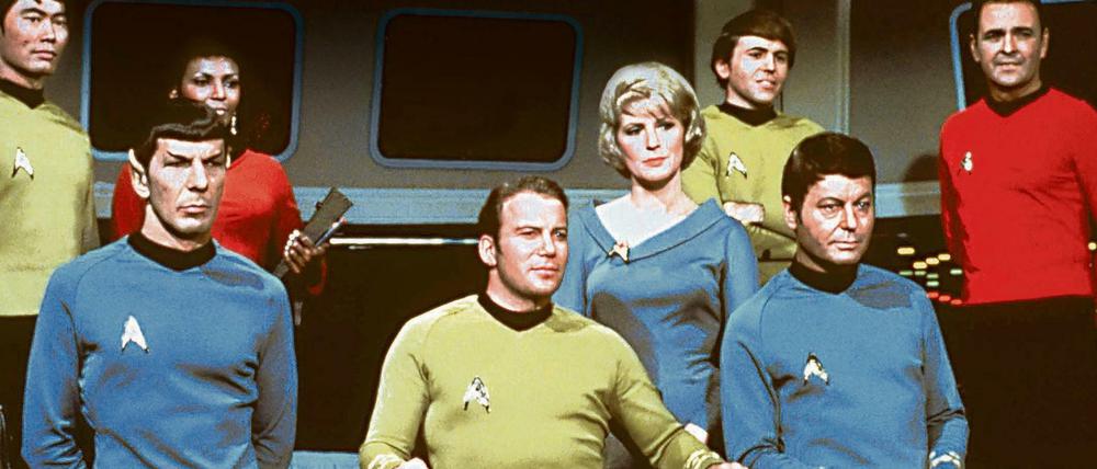 Jahrelang durchflog seit 1966 das von Captain Kirk (M.) geführte Raumschiff die Weiten des Weltalls.
