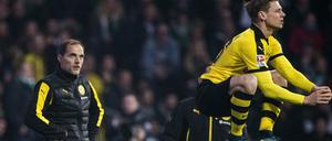 Da staunt BVB-Trainer Thomas Tuchel (links) nicht schlecht. Sein Spieler Lukasz Piszczek springt höher als er muss.